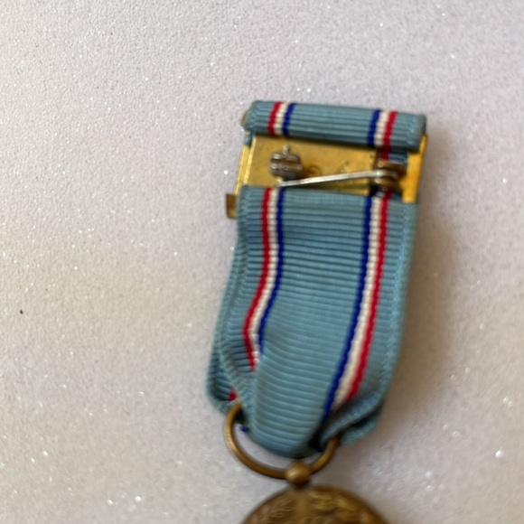 VTG ca 1977 Air Force miniature medal lapel award For Good Condact - Picture 4 of 6
